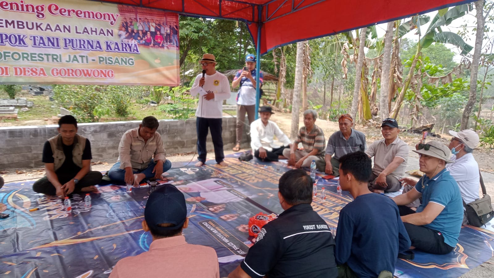 Kegiatan gotong royong Kelompok Tani Purna Karya